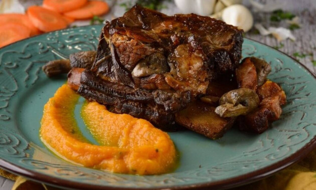 Η συνταγή της ημέρας: Σιγομαγειρεμένος μοσχαρίσιος σιδηρόδρομος με μανιτάρια