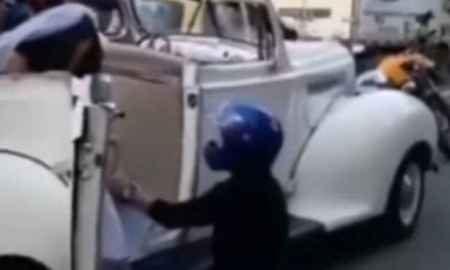 Σταμάτησε το γαμήλιο αμάξι της πρώην του για να μην παντρευτεί - «Πάγωσε» με την αντίδρασή της