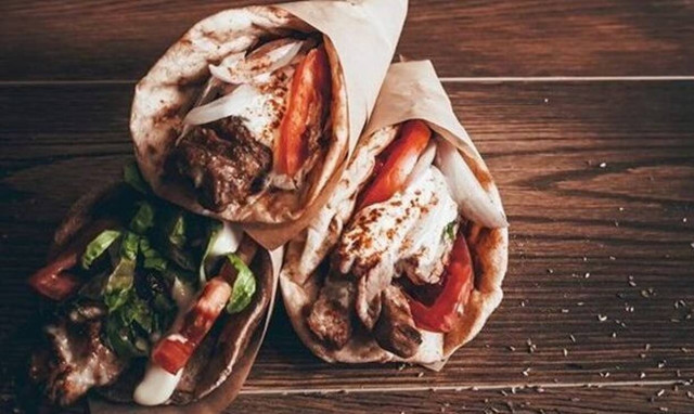 Αυτό είναι το καλύτερο σουβλάκι της πόλης με… διαφορά!