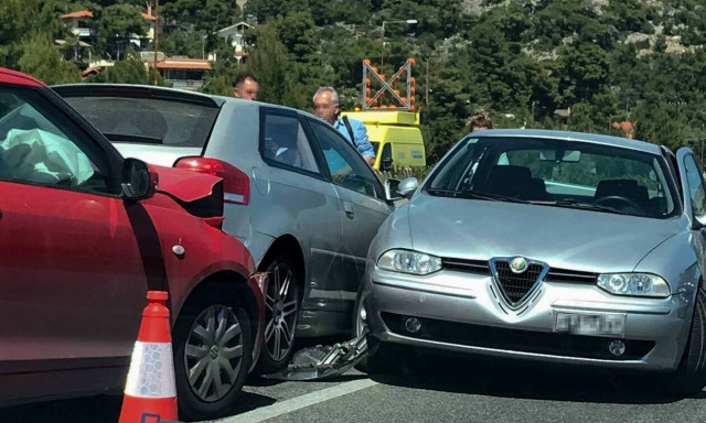 Καραμπόλα επτά αυτοκινήτων στην Αττική Οδό - Κυκλοφοριακό χάος (vid)