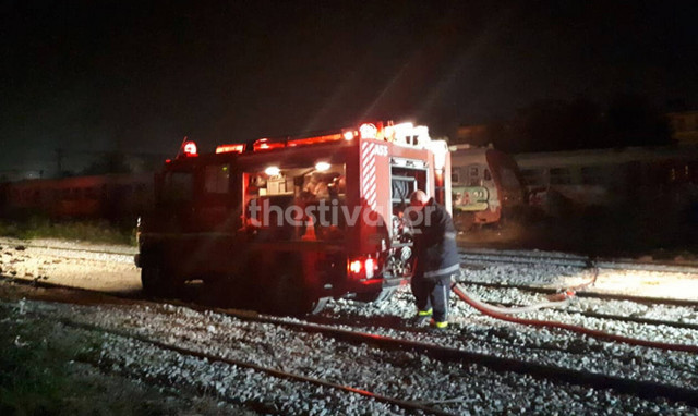 Θεσσαλονίκη: Πυρκαγιά σε παροπλισμένο βαγόνι του ΟΣΕ τα μεσάνυχτα (pics)