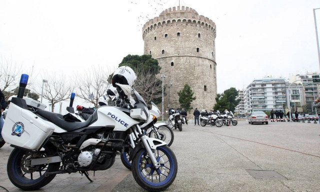 Θεσσαλονίκη - Στιγμές τρόμου για νεαρή γυναίκα: Της άρπαξε το κινητό και την πέταξε στη θάλασσα