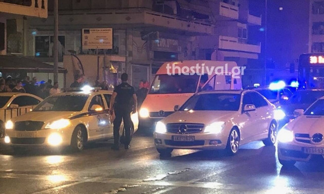 Θεσσαλονίκη: Κινηματογραφική σύλληψη διακινητή που οδηγούσε βαν με 20 μετανάστες