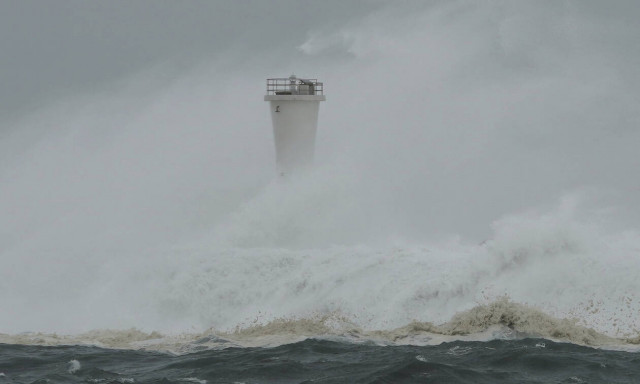 Συναγερμός στην Ιαπωνία: Πλησιάζει το «τέρας» Χαγκίμπις - Χιλιάδες εγκαταλείπουν τα σπίτια τους