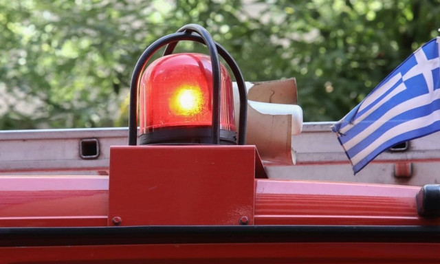 Κορωπί: Μεγάλη φωτιά σε κατάστημα – Μαύρισε ο ουρανός (pics)