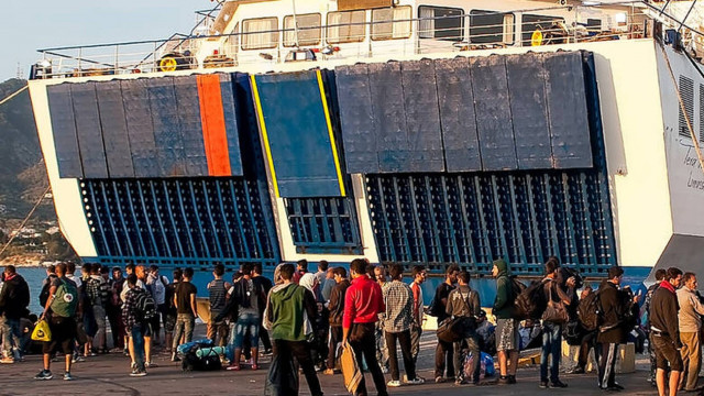 Μυτιλήνη: Κάτοικοι πέταξαν πέτρες και εμπόδισαν το πλοίο OPEN ARMS να δέσει στο λιμάνι