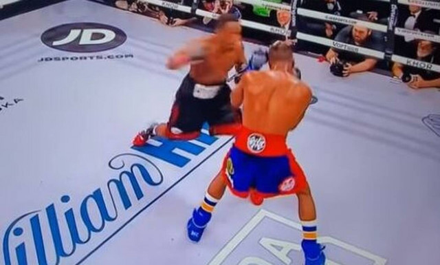 Εικόνες ΣΟΚ: Σε κώμα μποξέρ από τα χτυπήματα του αντιπάλου του