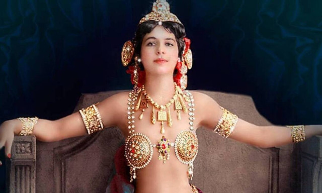 Σαν σήμερα το 1917 εκτελείται η διασημότερη κατάσκοπος του κόσμου Μάτα Χάρι (Pics+Vid) 