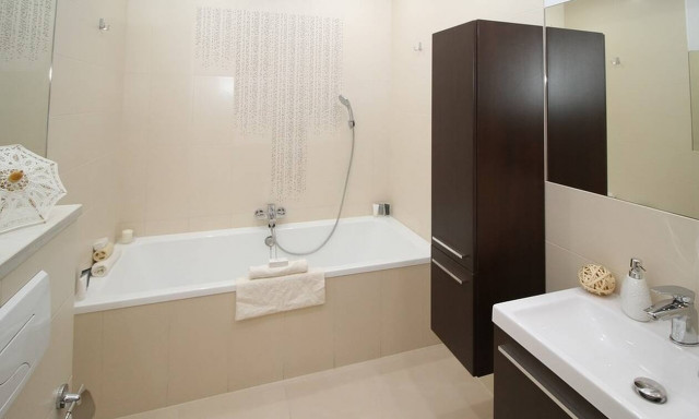 Μπήκε στο μπάνιο της και «πάγωσε» με αυτό που είδε στα πλακάκια