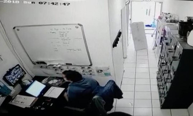 Ανατριχιαστική στιγμή - «Φάντασμα» μετακινεί έπιπλα σε γραφείο (vid)