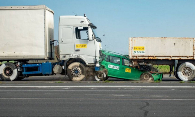 Δείτε τι γίνεται σε σύγκρουση νταλίκας - αυτοκινήτου