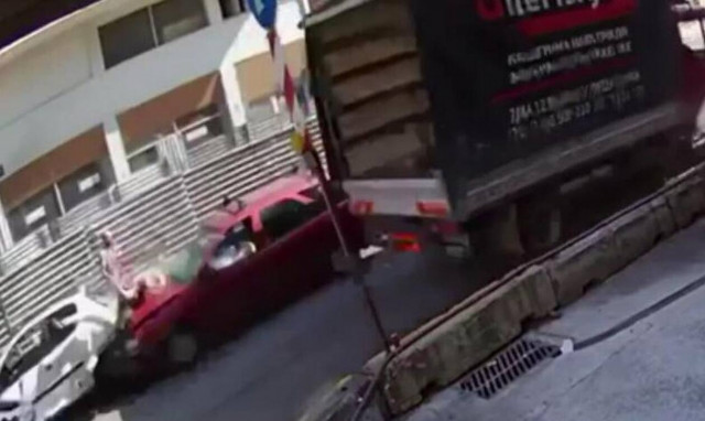 Βίντεο - σοκ: Αυτοκίνητο παρέσυρε γυναίκα στην Θεσσαλονίκη