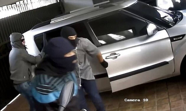 Μπούκαραν σε σπίτι για ένοπλη ληστεία - Έτρεχαν να σωθούν από το χουνέρι του ιδιοκτήτη (pics+vid)