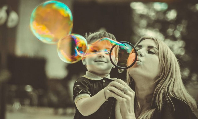 Οκτώ πράγματα που δεν πρέπει να κάνουν οι γονείς μπροστά στα παιδιά τους (pics)