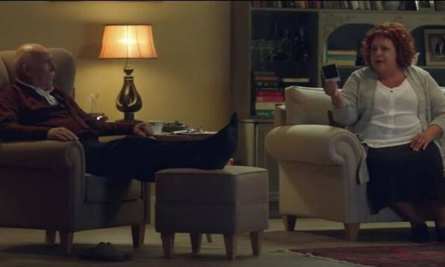 «Μην αρχίζεις τη Μουρμούρα»: Ο Μηνάς και η Βούλα στην εκστρατεία ενημέρωσης για τον έρπητα ζωστήρα 