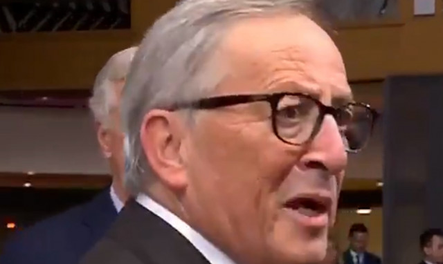 Η απίστευτη αντίδραση του Γιούνκερ μπροστά στις κάμερες – Τι είπε σε δημοσιογράφο (vid)