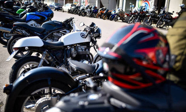 Αδειάζουν τα πεζοδρόμια από τα δίκυκλα - Δημιουργούνται πάρκινγκ μόνο για μηχανές