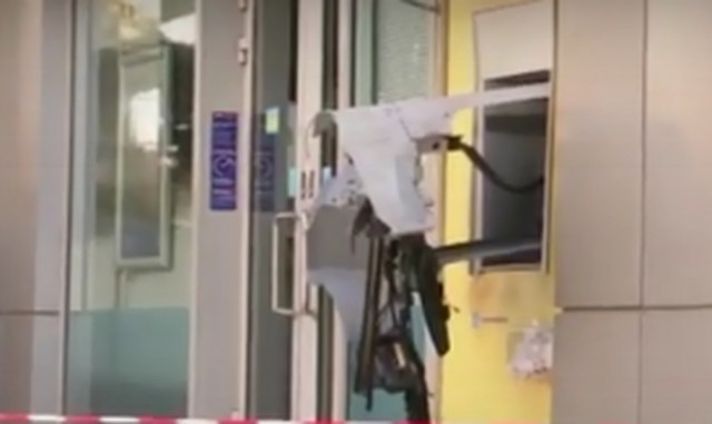 Πανικός στη Γλυφάδα: Γέμισε ο δρόμος με χαρτονομίσματα!