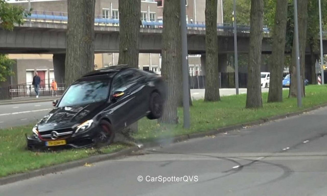Δύσκολη αποδείχθηκε η Mercedes AMG C 63 για έναν Ολλανδό (vid)