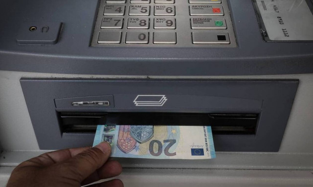 Τράπεζες: Πόσο θα μας χρεώνουν; Δείτε τα ποσά για κάθε συναλλαγή σε ΑΤΜ, γκισέ και e-banking