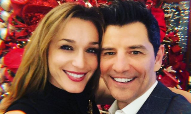 Το «καυτό» φιλί του Σάκη Ρουβά στην Κάτια Ζυγούλη την ώρα που τραγουδούσε (photos)