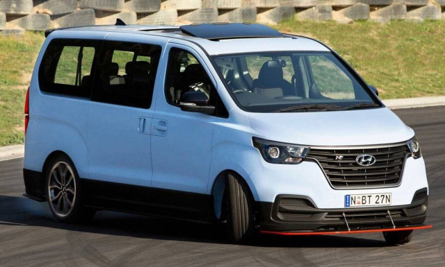 Δείτε ένα βαν της Hyundai με 402 άλογα να ντριφτάρει ατελείωτα