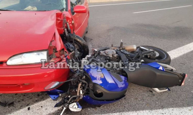 Τρομακτικό τροχαίο στην Αθηνών-Λαμίας: Μηχανή καρφώθηκε σε αυτοκίνητο - Σκληρές εικόνες