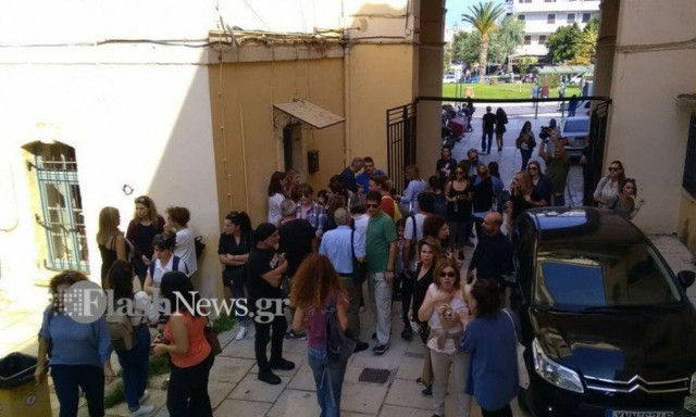 Χανιά: Στο δικαστήριο ο πατέρας που ξυλοκόπησε δασκάλα - Διαμαρτυρία πολιτών έξω από το κτήριο