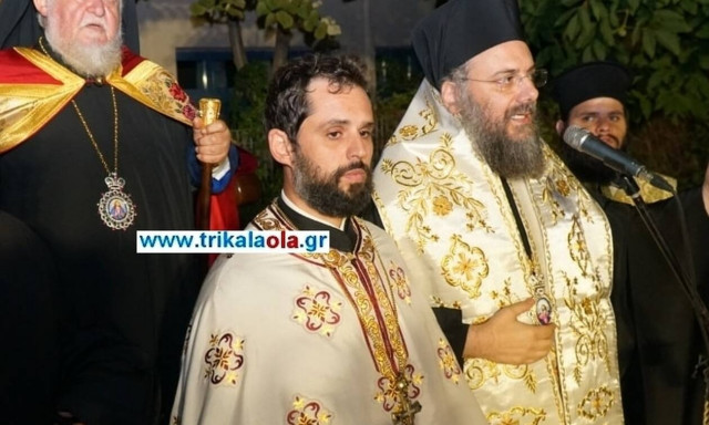 Παπάς - αστυνομικός φυλάει σκοπιά με όπλο (pics)