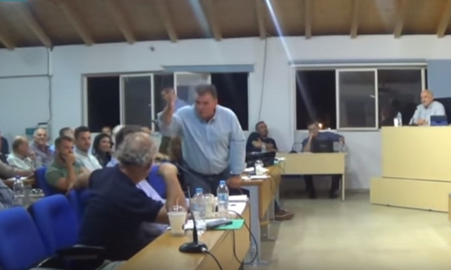Χαλασμός στο δημοτικό συμβούλιο Μεσολογγίου - Η ατάκα για τη «μπανιέρα» και οι αποχωρήσεις