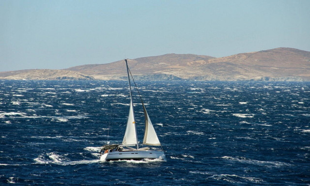 Καιρός τώρα: Με υψηλές θερμοκρασίες και ενισχυμένους βοριάδες η Τρίτη - Πού θα βρέξει (pics)