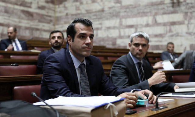 «Σκοτωμός» στη Βουλή: «Άντε από δω φασίστα» - «Είσαι καραγκιόζης»