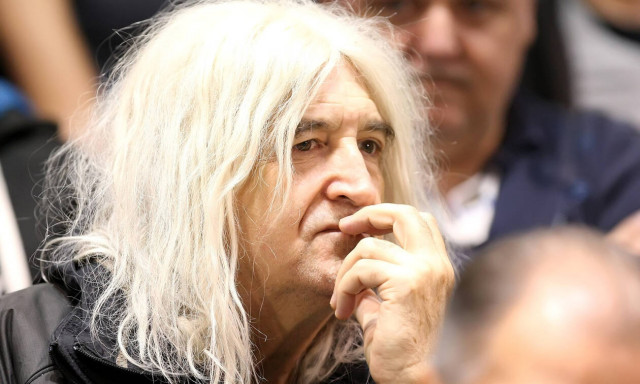 Νίκος Καρβέλας: Δεν φαντάζεστε πόσο χρονών είναι! (pics)