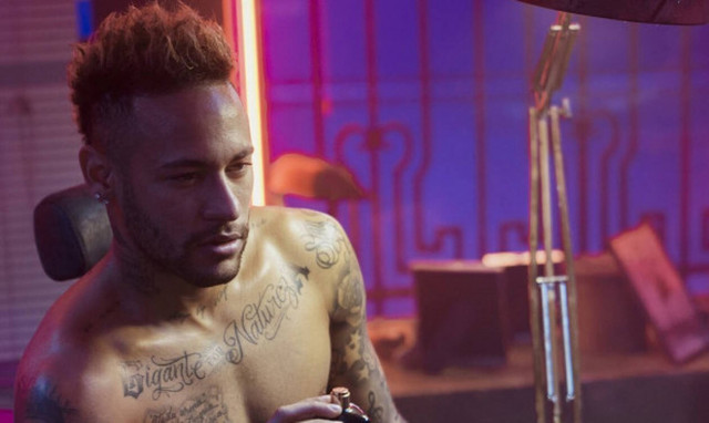 Ο Νεϊμάρ... κλειδώθηκε έξω από τη Ferrari του! (vid)