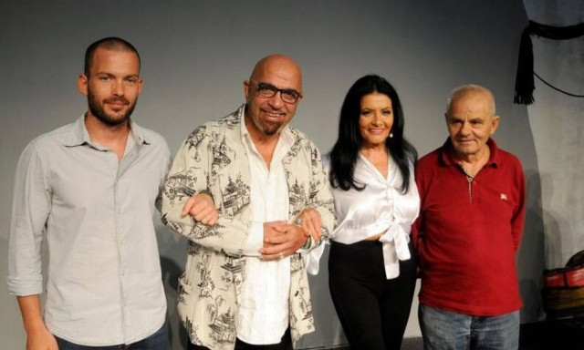 «Happy Birthday ΕΛΛΑΣ»: Ο Γιάννης Ζουγανέλης παρουσιάζει 200 χρόνια Εθνικής... Ασυναρτησίας!