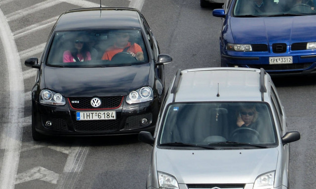 Τσουχτερά πρόστιμα στους οδηγούς που μιλούν στο κινητό και με handsfree