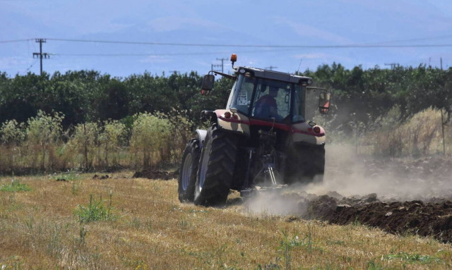 Λάρισα: Πήγε να οργώσει το χωράφι του - «Τα έχασε» με αυτό που ανακάλυψε (pics)