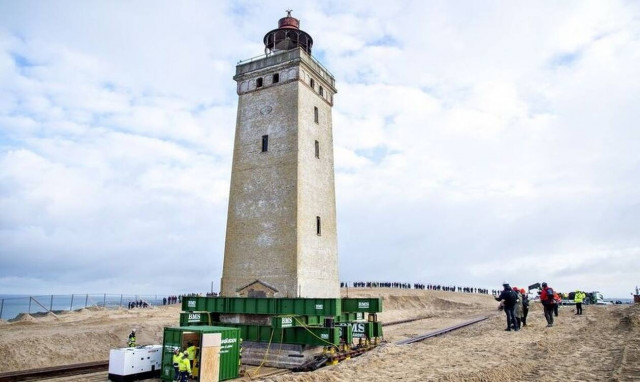 Εντυπωσιακό: Μετέφεραν φάρο 120 ετών πάνω σε ράγες!