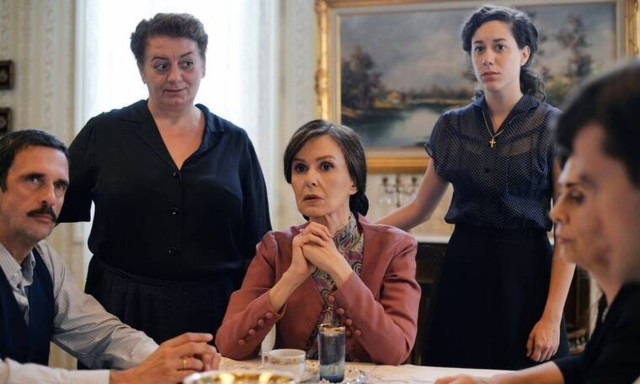 Άγριες Μέλισσες: Η ανεπάντεχη επίσκεψη απ’ το… Παρίσι 