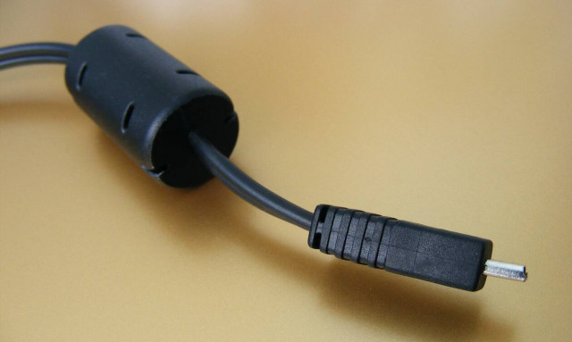 Αυτός είναι ο πιο σιχαμερός φορτιστής κινητού όλων των εποχών (photos+video)