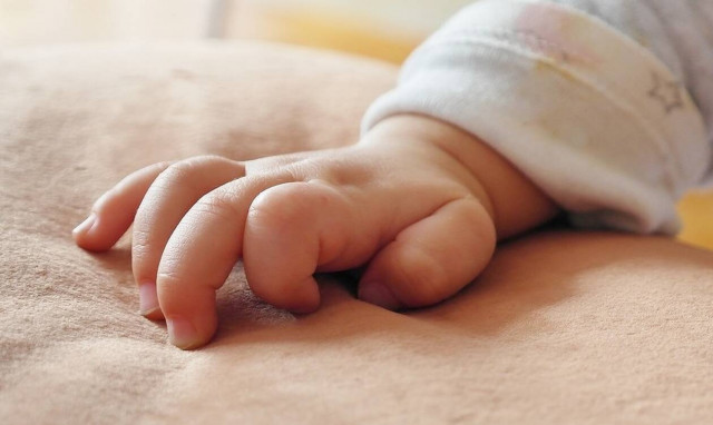 Θεσσαλονίκη: Συγκλονίζουν οι εικόνες του βρέφους που βρέθηκε στην είσοδο πολυκατοικίας (vid)