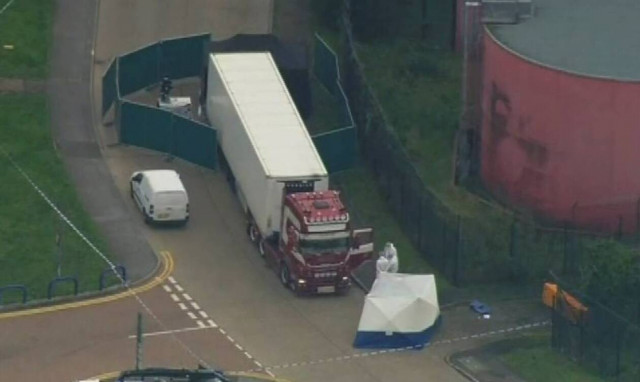 Βρετανία: Σοκάρουν οι εικόνες από τη νταλίκα του τρόμου – Εντοπίστηκαν 39 πτώματα (pics+vids)