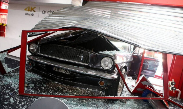 Εξαρθρώθηκε η συμμορία που εισέβαλε σε καταστήματα με αυτοκίνητα