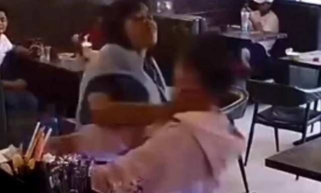 Απίστευτο ξύλο: Της έκλεψε την θέση στην ουρά και το μετάνιωσε