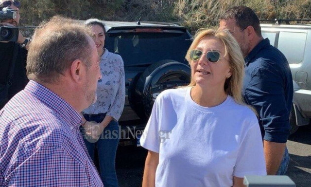 Premier's spouse Mareva Mitsotakis participates at cleanup of Kissamos Gulf sea, beach