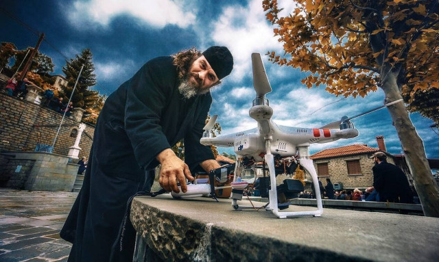 Κοζάνη: Χάκερς ανέβασαν ερωτικό περιεχόμενο σε κανάλι παπά - Youtuber (photo) 