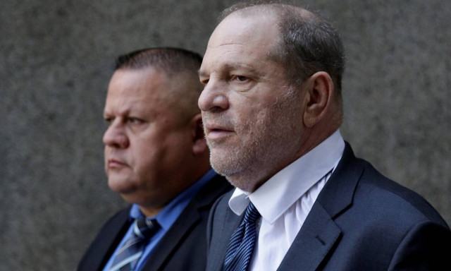 Χαμός σε μπαρ της Νέας Υόρκης: Γυναίκα επιτέθηκε στον Χάρβεϊ Γουαϊνστάιν (vid)