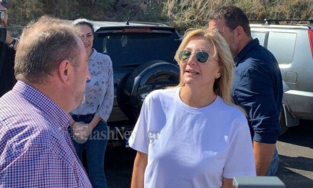 Χανιά: Εθελόντρια η Μαρέβα Μητσοτάκη στον καθαρισμό του λιμανιού της Κισσάμου