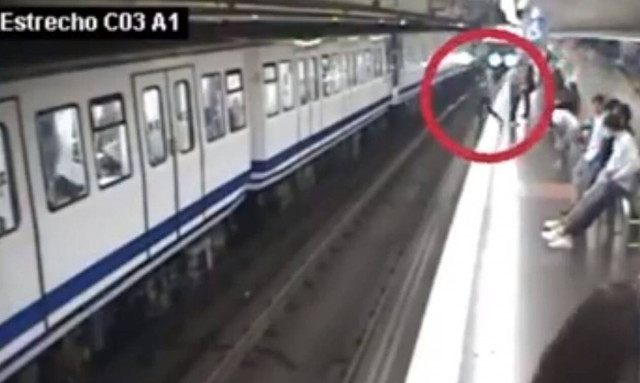 Τρόμος στο Μετρό: Κοίταγε το κινητό της και έπεσε στις γραμμές!