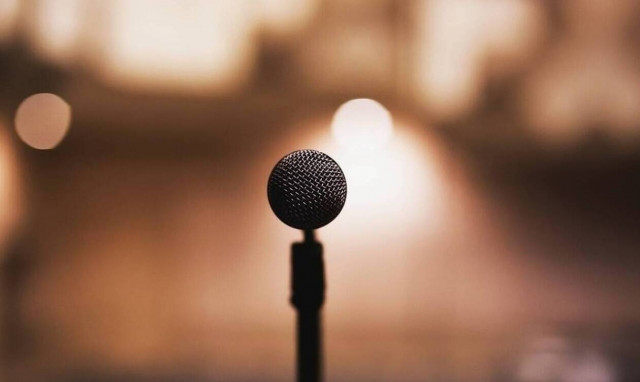 Πασίγνωστος τραγουδιστής έπαθε ΣΟΚ στη σκηνή - Δείτε τι συνέβη (pics)